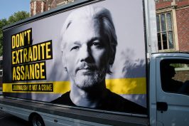 Demande d’asile pour Julien Assange, quels enjeux ?