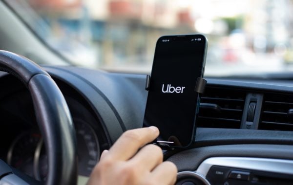 Travailleur indépendant ou salarié ? Le revirement de la Cour de cassation dans l’affaire Uber 
