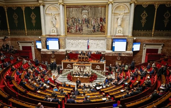 L’article 49, alinéa 3, de la Constitution dans le viseur de la Commission de Venise ?