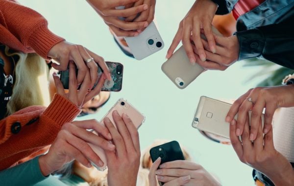 L’interdiction des réseaux sociaux aux moins de 15 ans : un verrou sans porte ?