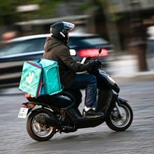 Livreurs des plateformes Deliveroo et Uber Eats : une traite des êtres humains ?