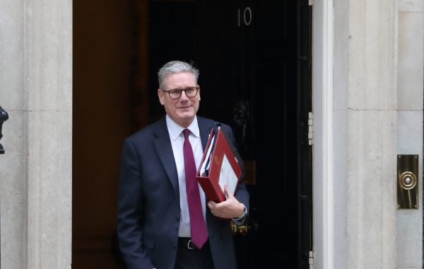 Après la démission de Keir Starmer, comment le Royaume-Uni organise-t-il sa succession à Downing Street ?