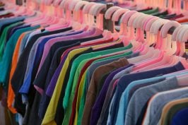 La France adopte sa loi anti-fast fashion : une révolution pour l&rsquo;industrie textile ?