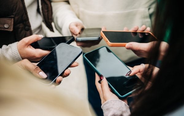 Réseaux sociaux : pourquoi l&rsquo;interdiction aux moins de 15 ans ne pourra pas s&rsquo;appliquer à la rentrée