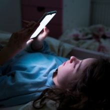 Réseaux sociaux interdits aux moins de 15 ans : la France peut-elle trouver une voie de passage ?