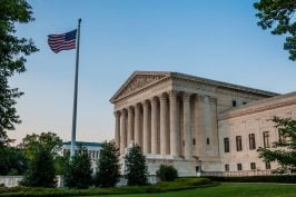 Vote par correspondance : la Cour suprême désavoue-t-elle Donald Trump ?