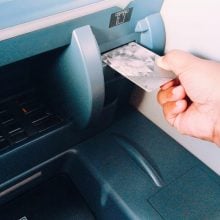 Opérations de paiement frauduleuses : la banque peut-elle refuser le remboursement immédiat en invoquant la négligence grave de son client ?