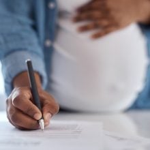 Maternité, parentalité : le droit du travail peut-il vraiment neutraliser la « pénalité maternelle »?