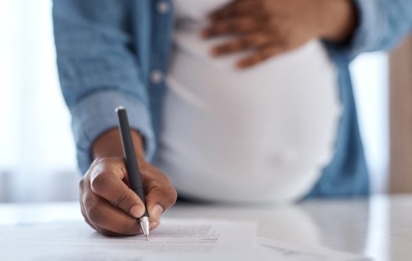 Maternité, parentalité : le droit du travail peut-il vraiment neutraliser la « pénalité maternelle »?